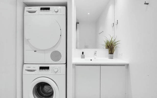 Bright and Spacious Apartment near metro station and a supermarket