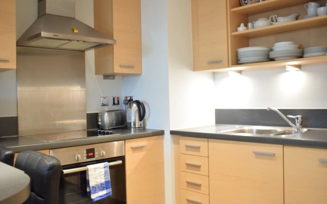 Modern 2 Bedroom Apartment Near Chelsea Harbour With Balcony