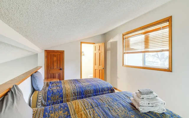 Cozy Flagstaff Retreat w/ Balcony & Mtn View!