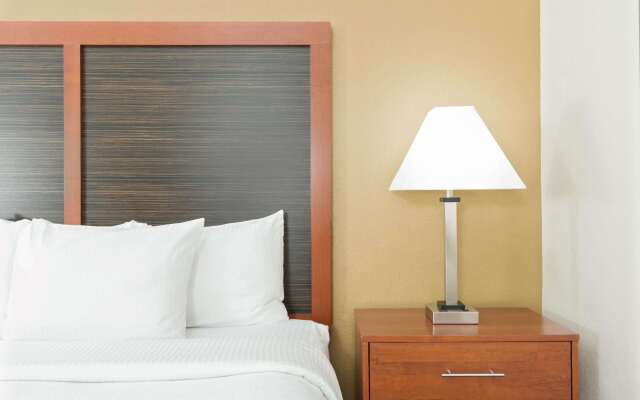 La Quinta Inn & Suites by Wyndham Midwest City - Tinker AFB