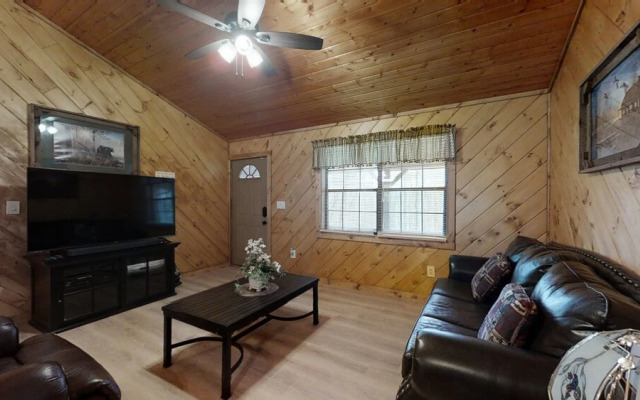 Little Mountain Hideaway 2 Bedroom Cabin by RedAwning