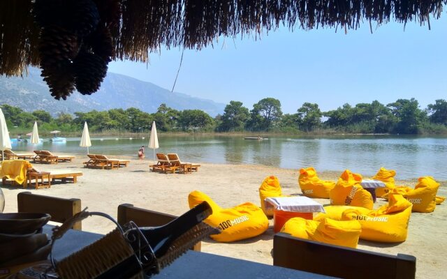 Green Pine Beach & Bungalows