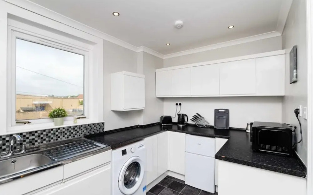 Spacious 3 BED House With Parking