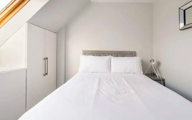 Stunning 5 Bedroom Large Apartment With Parking
