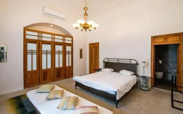 Manouchehri Traditional House And Hotel