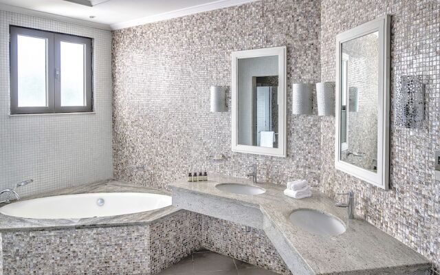 The Palm Jumeirah Villas - Frond E by LUX Holiday Home