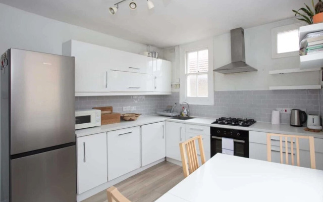 Bright and Airy 3 Bedroom Maisonette in South London