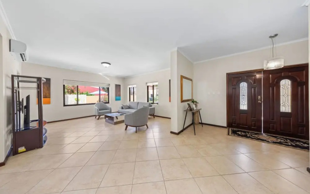 Gold Coast 4br4 5BA Villa w Privatepool Gym