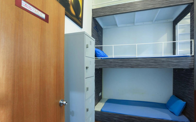 SPOT ON 90236 Zigzag Travellers Home - Hostel
