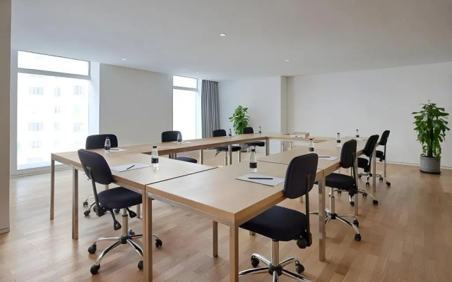 base SUHE Serviced Apartment