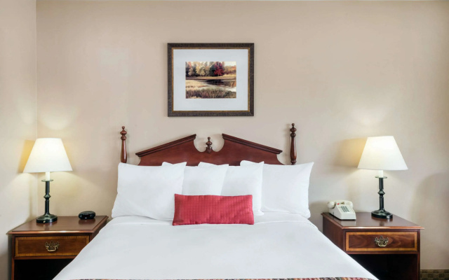 Days Inn by Wyndham Show Low