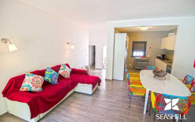 Perfect Retreat Overlooking Pinhal Golf Course, Private Pool, Off-street Parking