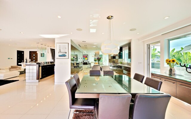 Hollywood Estate With Stunning Views