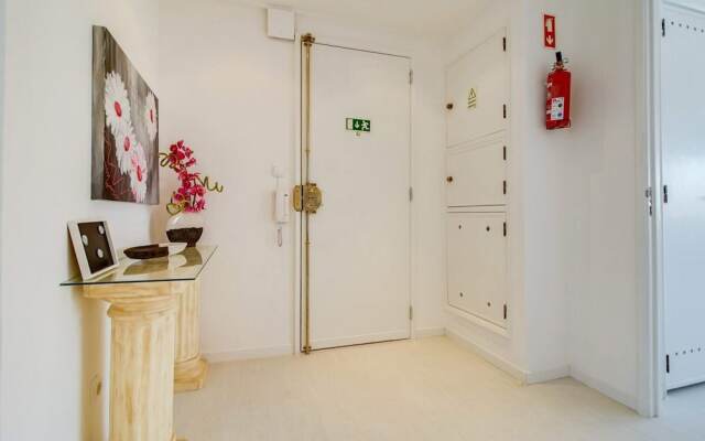 Modern 2 Bedroom Apartment With Views in Lisbon