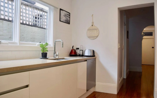 Stylish 2 Bedroom in Alexandria With Outdoor Patio