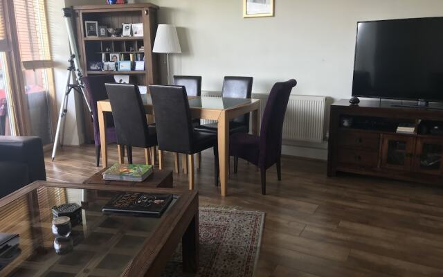 Lovely Spacious 2 Bedroom Family Flat