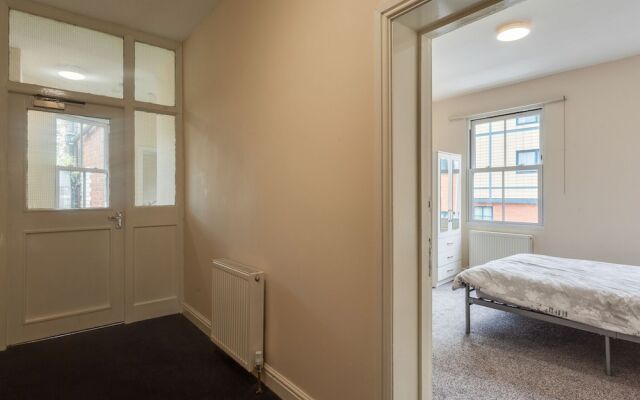 Tranquil Apartment in Coventry Near Skydome Arena