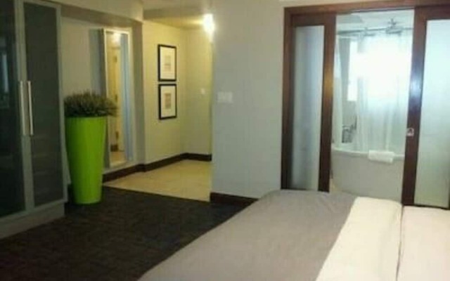 Strand Ocean Drive Suites