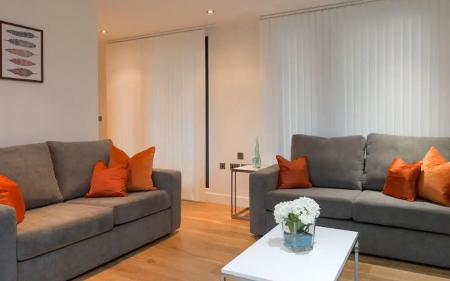 Central Tower Bridge Apartment