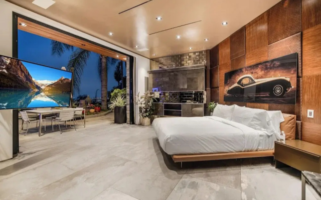 Villa Kaleida - Sleek Modern Sunset Villa With Eclectic Style & Infinity Pool