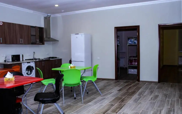 Bee Lucky Hostel and Tours