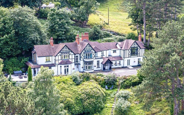 Delightful Holiday Home With sea Views and Hot Tub