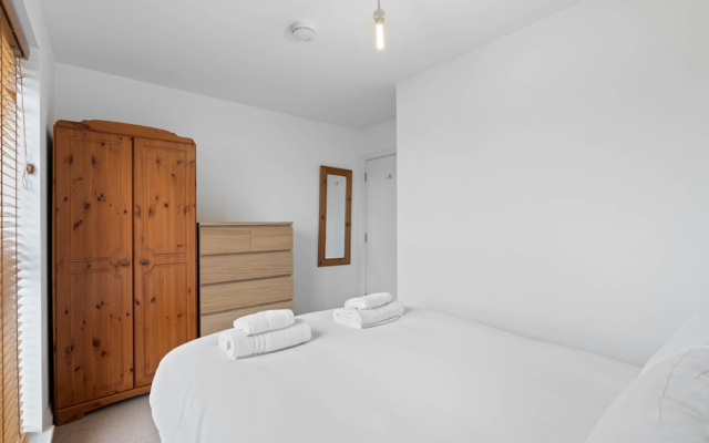 Brighton Getaway - Modern Apartment With Balcony