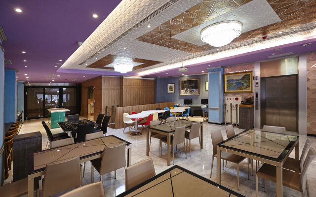 Lily Hotel