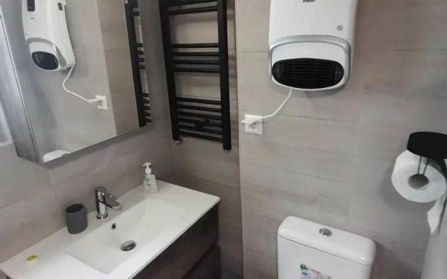 Penthouse spacious w super wifi & terrace, 2 min from metro