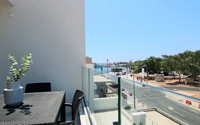 Phaedrus Living: Seaside Executive Flat Harbour 207