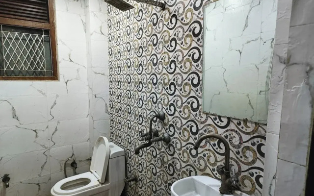 Hotel Spot Inn Paharganj Near New Delhi Railway Station