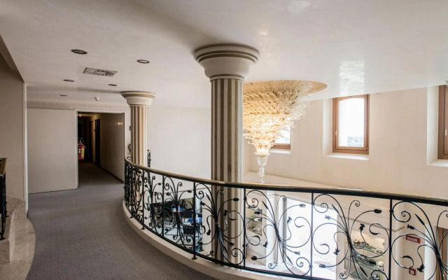 PHI Hotel Astoria