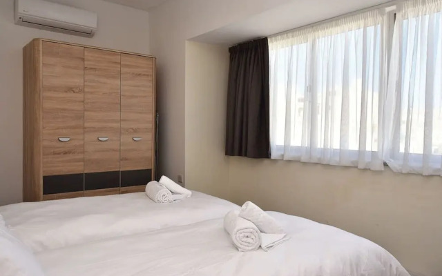 Bright and Central 2 Bedroom With Harbour View