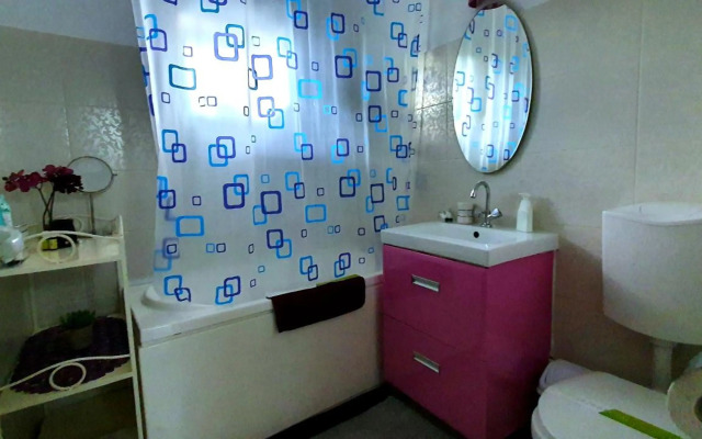 Between Parks - King Bed - Central - Football field