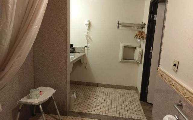 Travelodge by Wyndham Costa Mesa Newport Beach Hacienda