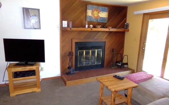 Snowscape 2 bed 2 bath 2 Br condo by RedAwning