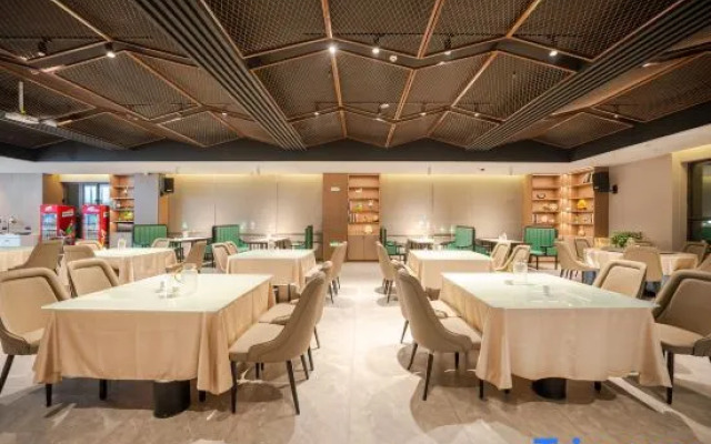 Holiday Inn Ale Thai Fan