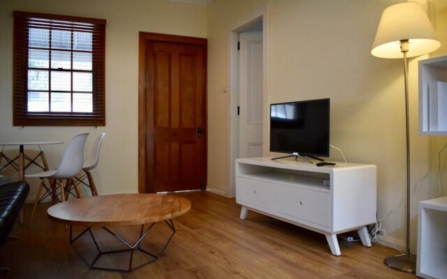Stylish Cute Cottage in McMahons Point – Guest Rooms – Sydney