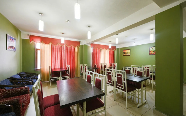 Fabhotel Chandra Palace