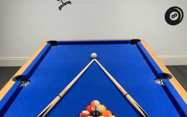 Huge House Pool Table Parking Garden sky tv Wifi