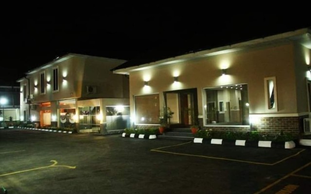 Cromwell Courtyard hotel