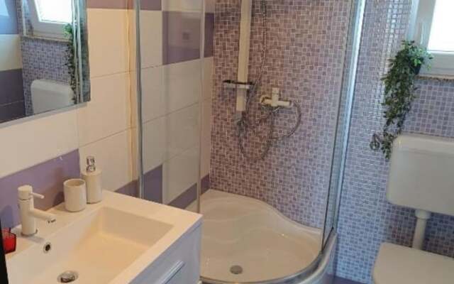 Mit - 100m to the sea - A5 b&w