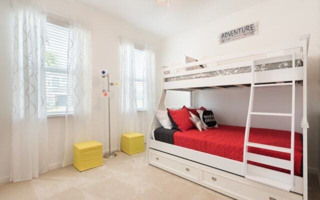 4-bedroom House w/ Private Pool - Great Location Home