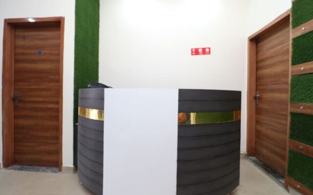 OYO 28575 Hotel J&B
