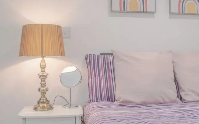 Chic and Cheerful pad in Sheffield City