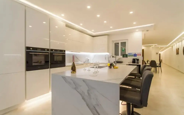 Spacious & Modern by the sea Qawr