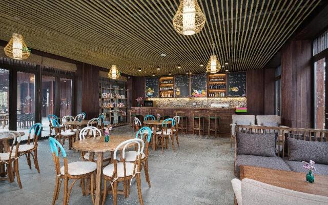 Blossom Hill Yuejingzhuang Hotel
