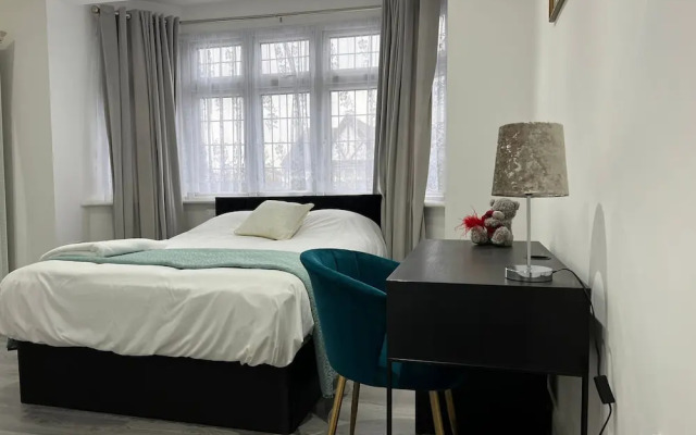 Inviting 2-bed Apartment in Ilford
