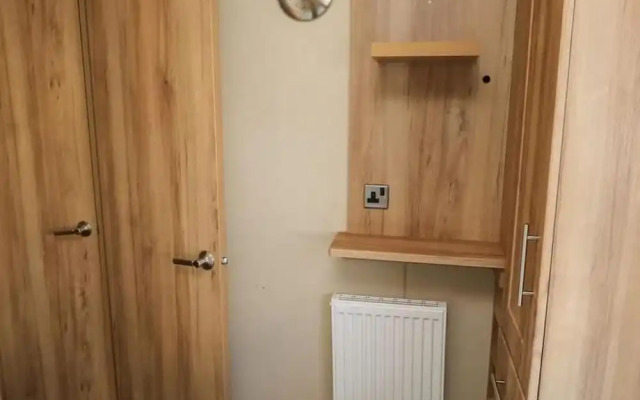 Caravansleeps6-freeparking-quietretreat-nature