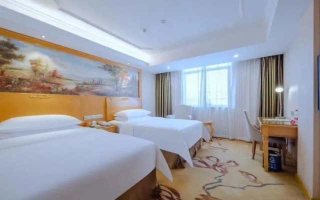 Vienna Hotel ( Guanlanhu station Shanshui Tianyuan)